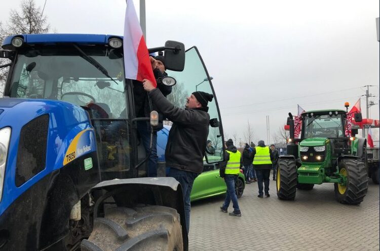 Поляки тимчасово розблокували пункт пропуску «Краківець» Поляки тимчасово розблокували пункт пропуску «Краківець»