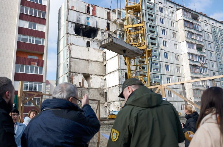 В Умані провели контроль багатоповерхівки, у яку торік влучила російська ракета В Умані провели контроль багатоповерхівки, у яку торік влучила російська ракета
