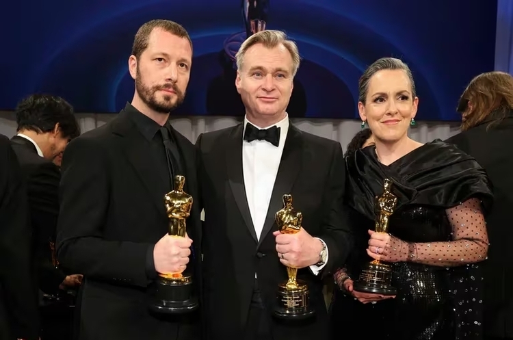 Мстислав Чернов, Крістофер Нолан та Емма Томас зі своїми статуетками. Українська перемога і тріумф «Оппенгеймера»: яким був «Оскар»-2024?