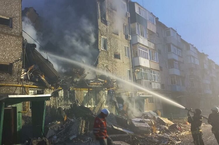 ОНОВЛЕНО: Ворог вночі атакував «шахедами» житловий будинок у Сумах, є жертви ОНОВЛЕНО: Ворог вночі атакував «шахедами» житловий будинок у Сумах, є жертви