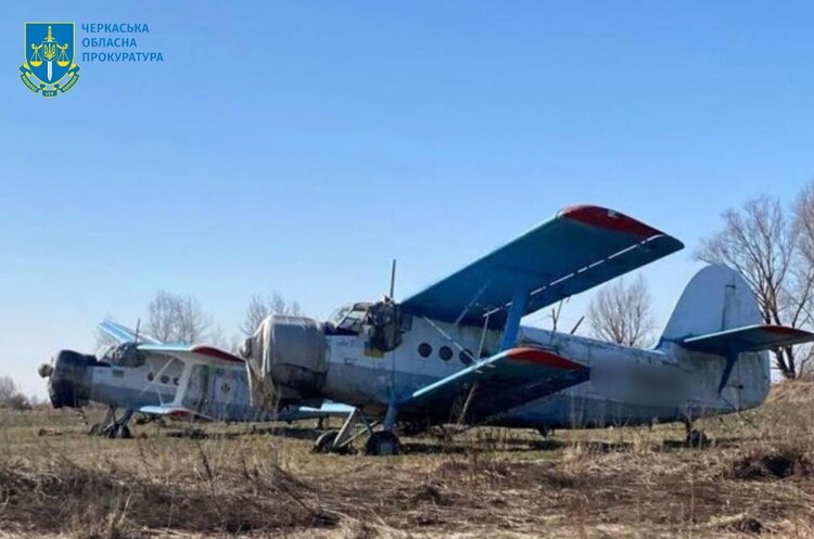 Суд у Черкаській області арештував чотири вертольоти та два літаки кримських бізнесменів Суд у Черкаській області арештував чотири вертольоти та два літаки кримських бізнесменів