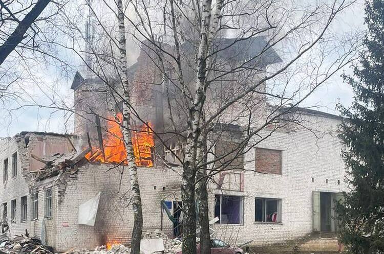 Ворог атакував авіабомбами центр Семенівки на Чернігівщині – МВС Ворог атакував авіабомбами центр Семенівки на Чернігівщині – МВС