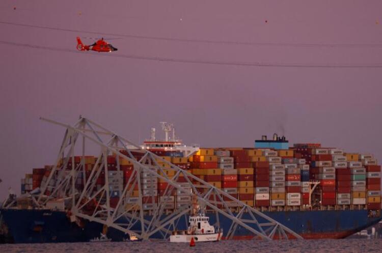 фото Reuters В Балтиморі контейнеровоз Maersk врізався в міст і обрушив його, загинули 6 людей