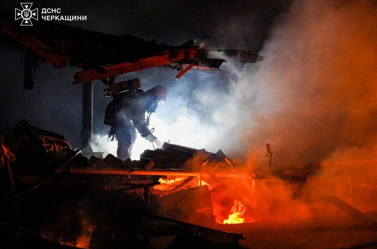 Вночі росіяни здійснили комбіновану масовану атаку на енергооб'єкти України (оновлюється) Вночі росіяни здійснили комбіновану масовану атаку на енергооб'єкти України (оновлюється)