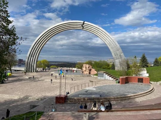 Колишня Арка дружби народів підлягає повному демонтажу – УІНП Колишня Арка дружби народів підлягає повному демонтажу – УІНП
