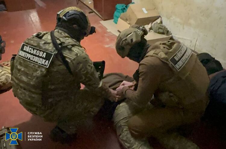 На Донеччині затримали контрактника ЗСУ, який працював на фсб та наводив удари по оборонцях На Донеччині затримали контрактника ЗСУ, який працював на фсб та наводив удари по оборонцях