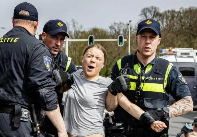 фото EPA Екоактивістку Грету Тунберг затримали на акції в Гаазі
