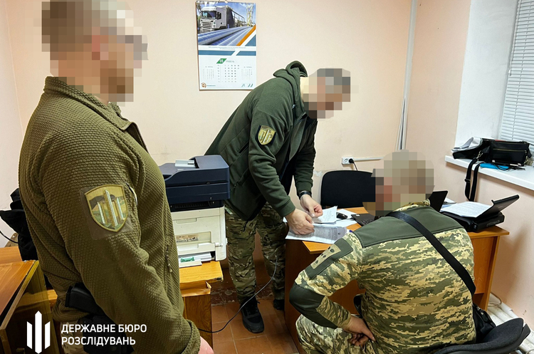 ДБР підозрює учасників організованої групи в розтраті понад 3,5 млн грн «бойових» виплат для військових ДБР підозрює учасників організованої групи в розтраті понад 3,5 млн грн «бойових» виплат для військових