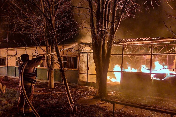 Рятувальники ліквідують наслідки ворожих обстрілів на Миколаївщині 10 квітня Окупанти атакували об'єкти критичної та транспортно-логістичної інфраструктури на Одещині – Кіпер