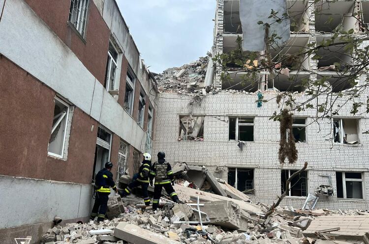 Ворог завдав три ракетні удари по центру Чернігова (ОНОВЛЮЄТЬСЯ) Ворог завдав три ракетні удари по центру Чернігова (ОНОВЛЮЄТЬСЯ)