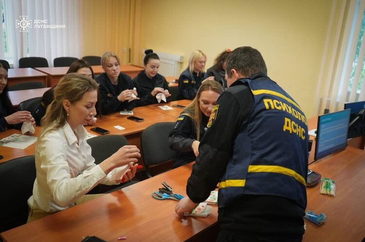 Психологи провели тренінг для фахівців ДСНС Луганщини щодо підтримки ментального здоров'я Психологи провели тренінг для фахівців ДСНС Луганщини щодо підтримки ментального здоров'я