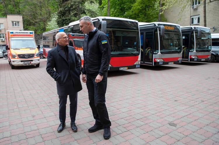 Гамбург передав Києву 3 міських пасажирських автобуси та 3 сучасних карети швидкої допомоги – Кличко Гамбург передав Києву 3 міських пасажирських автобуси та 3 сучасних карети швидкої допомоги – Кличко