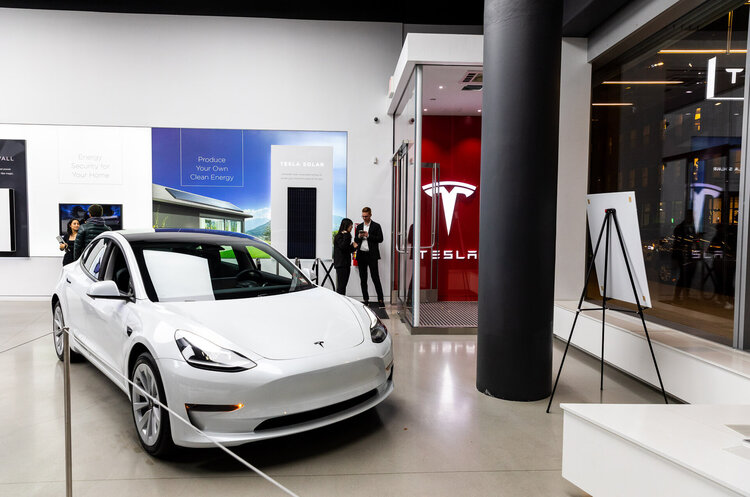 Прибуток Tesla падає на 55% у I кварталі: інвестори непокояться через втрату лідерства на ринку електромобілів Прибуток Tesla падає на 55% у I кварталі: інвестори непокояться через втрату лідерства на ринку електромобілів