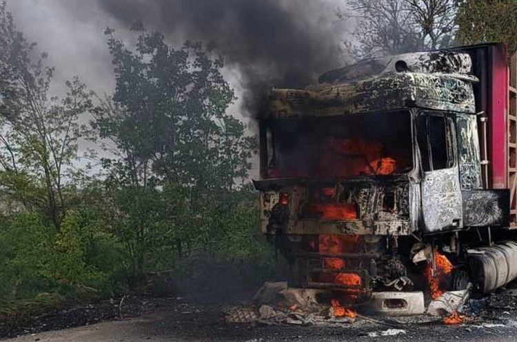 Окупанти скинули на автомобіль на Херсонщині вибухівку з дрона Окупанти скинули на автомобіль на Херсонщині вибухівку з дрона