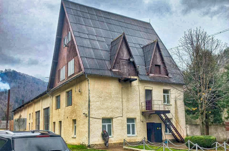 Промислові будівлі в курортному Славському на Львівщині виставили на аукціон Промислові будівлі в курортному Славському на Львівщині виставили на аукціон