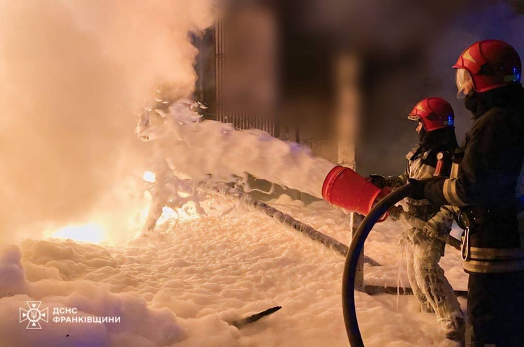 Ліквідація наслідків обстрілу на Прикарпатті, 27 квітня росіяни вдарили по 4 теплоелектростанціях, обладнання серйозно пошкоджене (ОНОВЛЕНО)