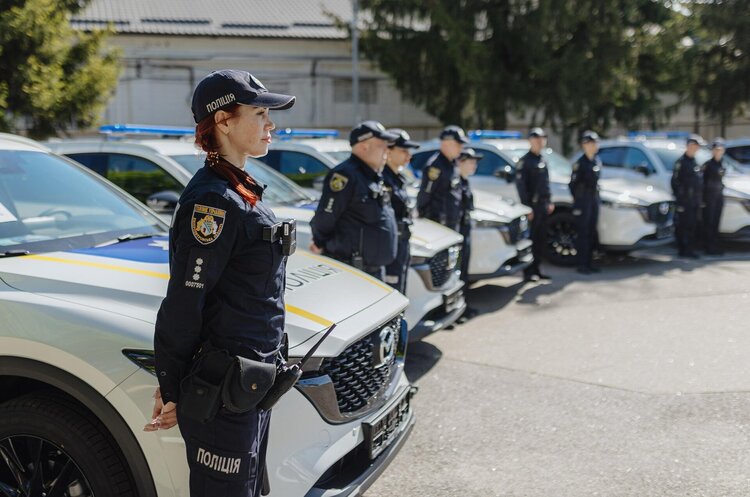 mvs.gov.ua Франція передала Україні 13 автомобілів для мобільних груп поліції з протидії насильству