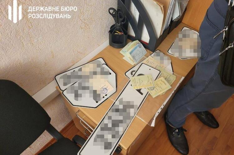 фото Теруправління ДБР у Мелітополі ДБР викрила в Запорізькій області чиновників, які стягували з фермерів «побори» за реєстрацію техніки