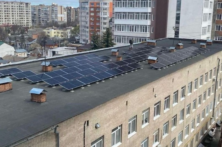 Лікарня у Хмельницькому стала першою в Україні, яка почала продавати «зелену» енергію Лікарня у Хмельницькому стала першою в Україні, яка почала продавати «зелену» енергію