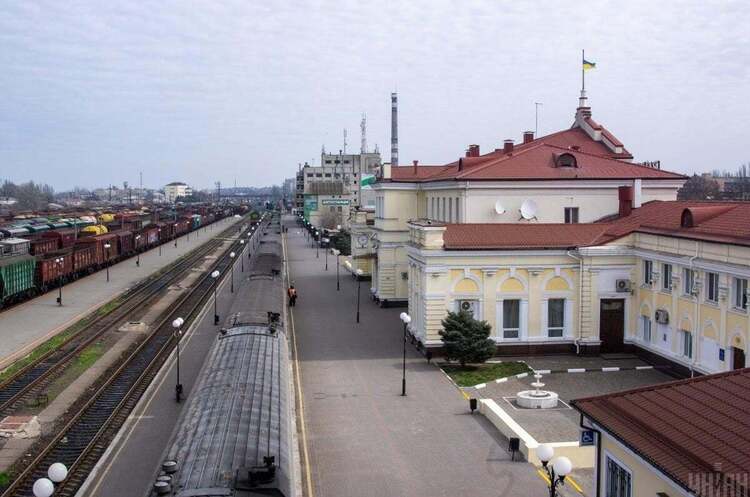 Російські окупанти обстріляли залізничний вокзал Херсона: пошкоджено колії та будівлю Російські окупанти обстріляли залізничний вокзал Херсона: пошкоджено колії та будівлю