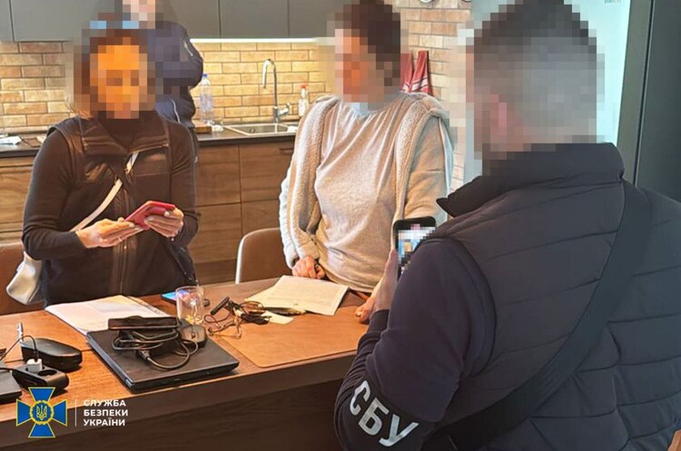 На Київщині затримали жінку, яка здавала росіянам опорні пункти ЗСУ під час їх наступу на столицю На Київщині затримали жінку, яка здавала росіянам опорні пункти ЗСУ під час їх наступу на столицю