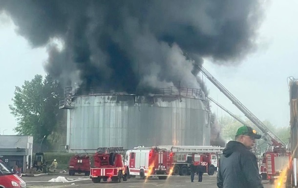СБУ безпілотниками атакували дві нафтобази рф СБУ безпілотниками атакували дві нафтобази рф