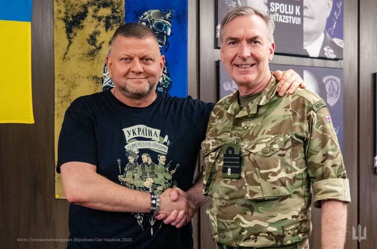 Ексголовнокомандувач ЗСУ Валерій Залужний під час зустрічі з начальником Штабу оборони Великої Британії адміралом Тоні Радакіним (вересень 2023 року) Не лише в посольство. Куди йдуть високі армійські чини після відставки