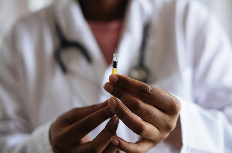 Фото: Рexels Одні із найбільших виробників вакцин Sanofi та Novavax підписали угоду про комерціалізацію нової комбінованої вакцини від грипу та COVID-19