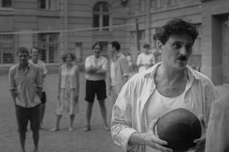 Кадр зі стрічки «Будинок “Слово”. Нескінчений роман». Кінопрем’єри тижня: наукова фантастика «Королівство планети мавп» й історична драма «Будинок “Слово”. Нескінчений роман»