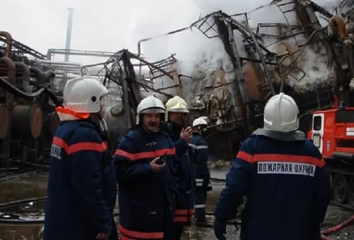 ГУР вночі безпілотниками атакувало російський НПЗ «Лукойла» ГУР вночі безпілотниками атакувало російський НПЗ «Лукойла»