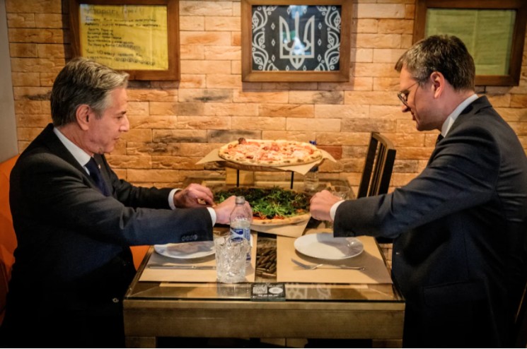 фото МЗС України Блінкен разом з Кулебою провели робочий обід в закладі Pizza Veterano, відкритому військовослужбовцем