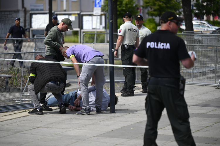 Письменнику, який вистрілив у прем'єра Словаччини, загрожує 25 років за ґратами Письменнику, який вистрілив у прем'єра Словаччини, загрожує 25 років за ґратами