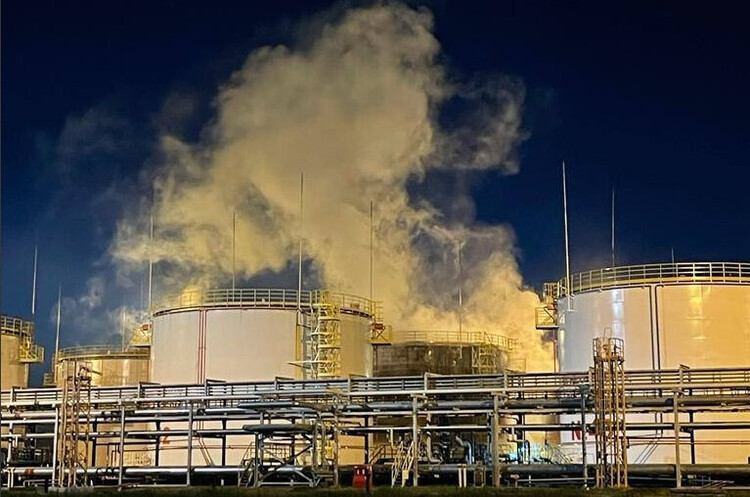 Ілюстративне фото У росії горять НПЗ та нафтобази після атаки дронів і ракет