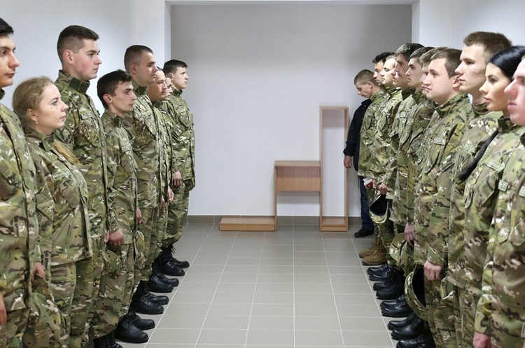 В Україні запровадять початкову військову підготовку для учнів В Україні запровадять початкову військову підготовку для учнів