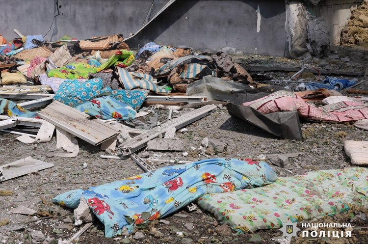 Окупанти вдарили ракетами С-400 по дитсадку в Чугуєві Окупанти вдарили ракетами С-400 по дитсадку в Чугуєві