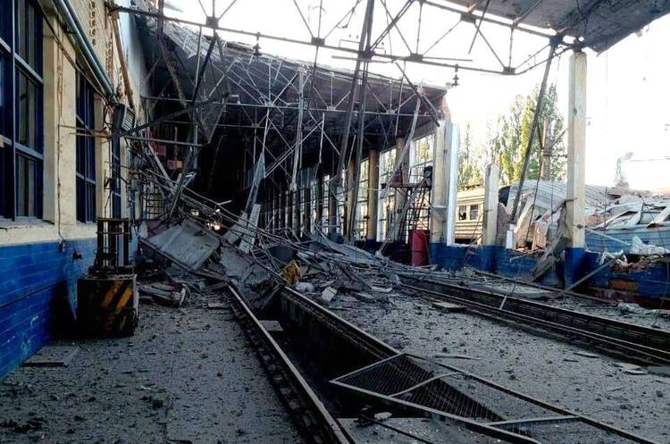 Вночі росіяни атакували залізницю на Харківщині Вночі росіяни атакували залізницю на Харківщині