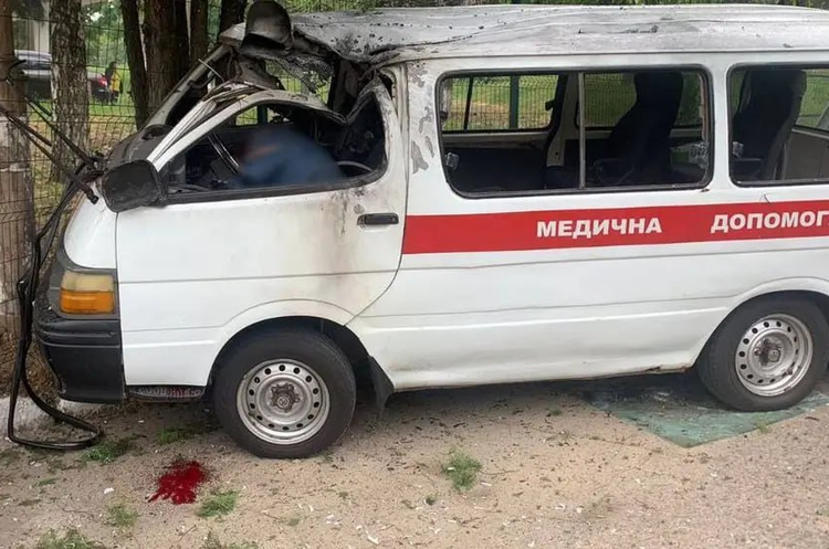 Окупанти вдарили дроном-камікадзе по «швидкій» у Нікополі Окупанти вдарили дроном-камікадзе по «швидкій» у Нікополі