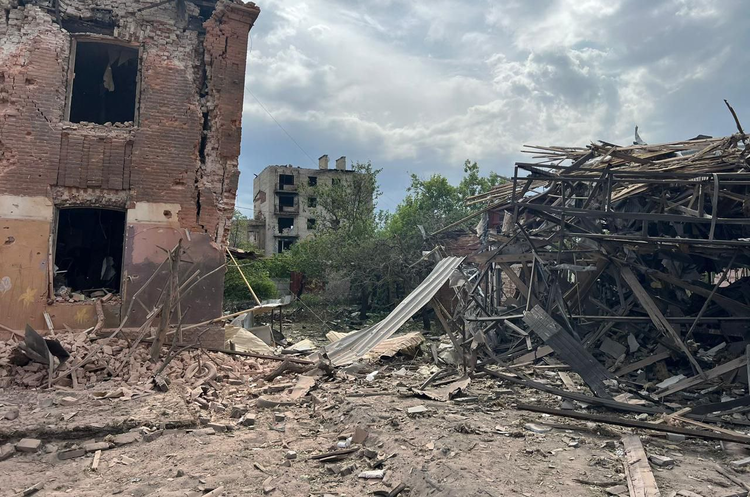 росіяни тричі за день обстріляли Лиман: щонайменше 8 людей поранені росіяни тричі за день обстріляли Лиман: щонайменше 8 людей поранені
