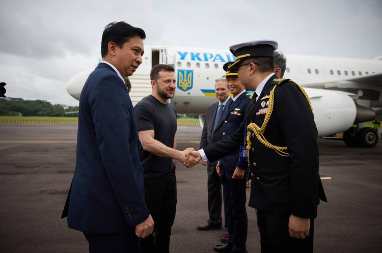 Зеленський прибув до Сінгапура на конференцію «Діалог Шангрі-Ла» Зеленський прибув до Сінгапура на конференцію «Діалог Шангрі-Ла»
