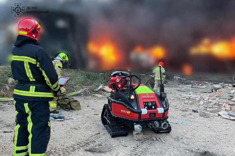 Окупанти вдарили по промисловому обʼєкту на Київщині: загасити пожежу допомагають пожежний потяг і роботи Окупанти вдарили по промисловому обʼєкту на Київщині: загасити пожежу допомагають пожежний потяг і роботи