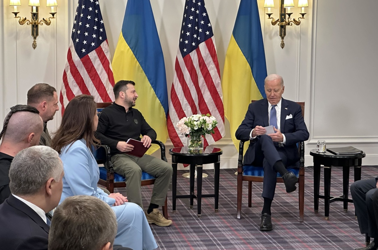 Зеленський та Байден зустрілися у Парижі: США оголосили пакет допомоги Україні на $225 млн Зеленський та Байден зустрілися у Парижі: США оголосили пакет допомоги Україні на $225 млн