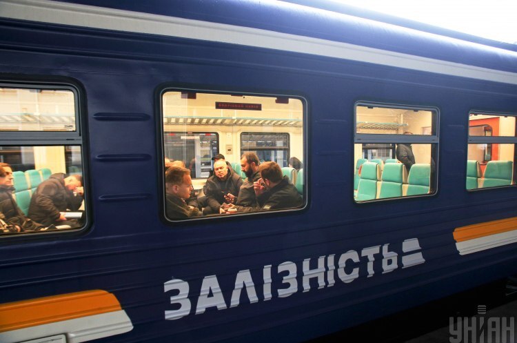Залізничники тимчасово змінили графік руху приміських електропоїздів аби зменшити навантаження на енергетику Залізничники тимчасово змінили графік руху приміських електропоїздів аби зменшити навантаження на енергетику