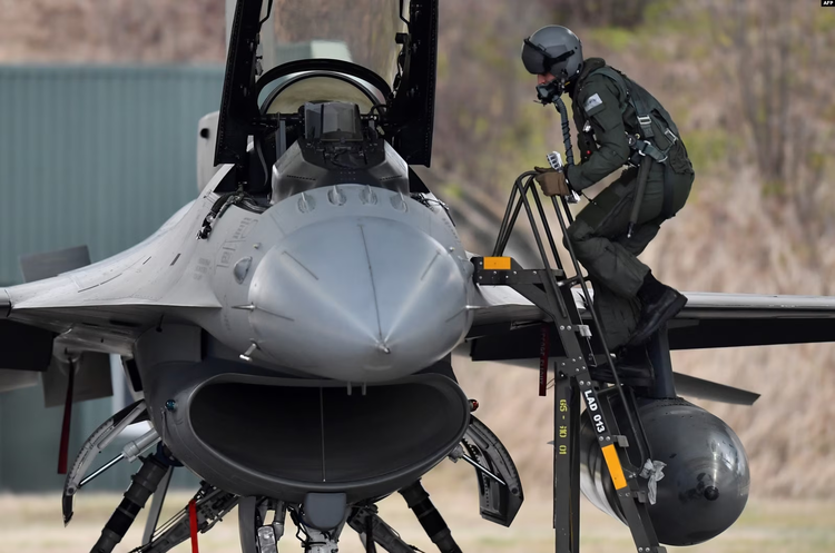 Деякі українські F-16 зберігатимуть за кордоном задля безпеки Деякі українські F-16 зберігатимуть за кордоном задля безпеки