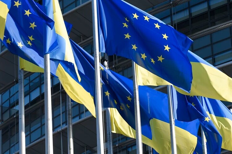 Єврокомісія пропонує продовжити тимчасовий захист для українських біженців ще на рік Єврокомісія пропонує продовжити тимчасовий захист для українських біженців ще на рік