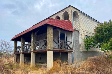 Великий двоповерховий цегляний будинок біля лиману під Одесою виставили на аукціон Великий двоповерховий цегляний будинок біля лиману під Одесою виставили на аукціон