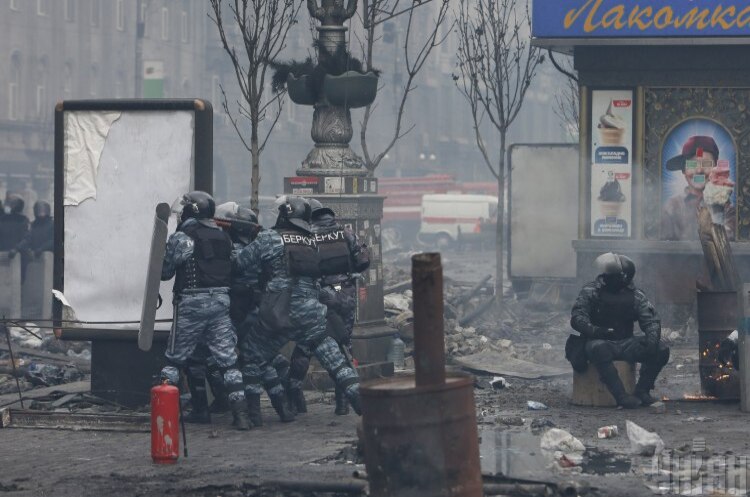 Правоохоронці на Майдані Незалежності в Києві, 19 лютого 2014 року Прокуратура ідентифікувала беркутівців, що першими відкрили вогонь по мітингувальниках на Майдані 20 лютого 2014 року