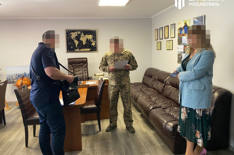 ДБР підозрює військового посадовця у привласненні 10 млн грн ДБР підозрює військового посадовця у привласненні 10 млн грн