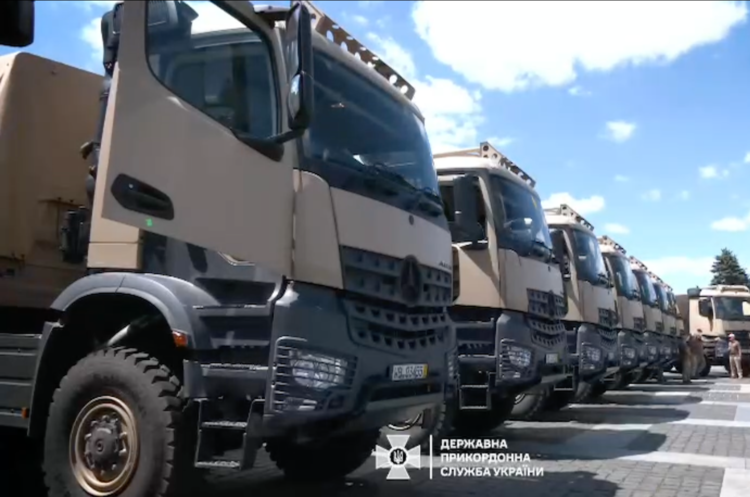 Німеччина передала Україні понад 40 вантажівок Mercedes Arocs – ДПСУ Німеччина передала Україні понад 40 вантажівок Mercedes Arocs – ДПСУ
