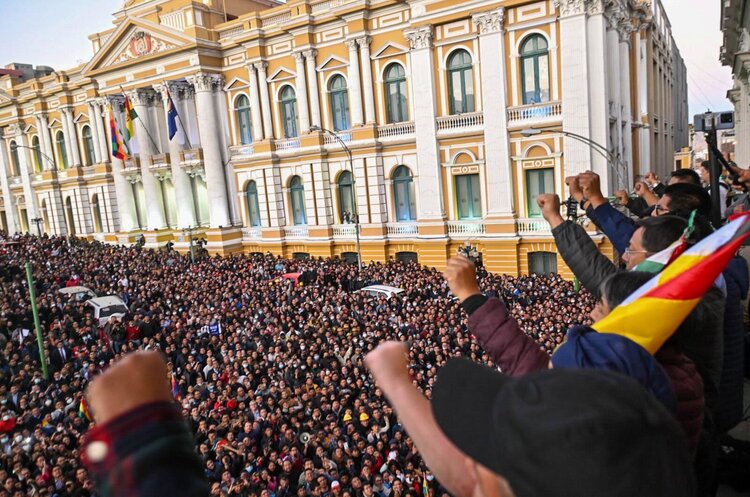 Народ Болівії вийшов на вулиці, щоб захистити свою демократію після невдалої спроби державного перевороту Болівія: спроба держперевороту не вдалася, бунтівного генерала затримали