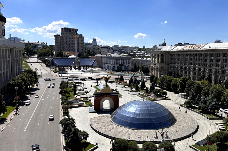 <i>Краєвид на Майдан Незалежності з 8-го поверху готелю «Козацький»</i> Держава продає готелі на Майдані Незалежності. Стати співвласником за 4000 грн можете і ви